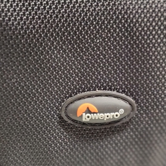 Lowepro edit 110 camera, camcorder bag 7 pockets compact size padded lightweight - Picture 2 of 7